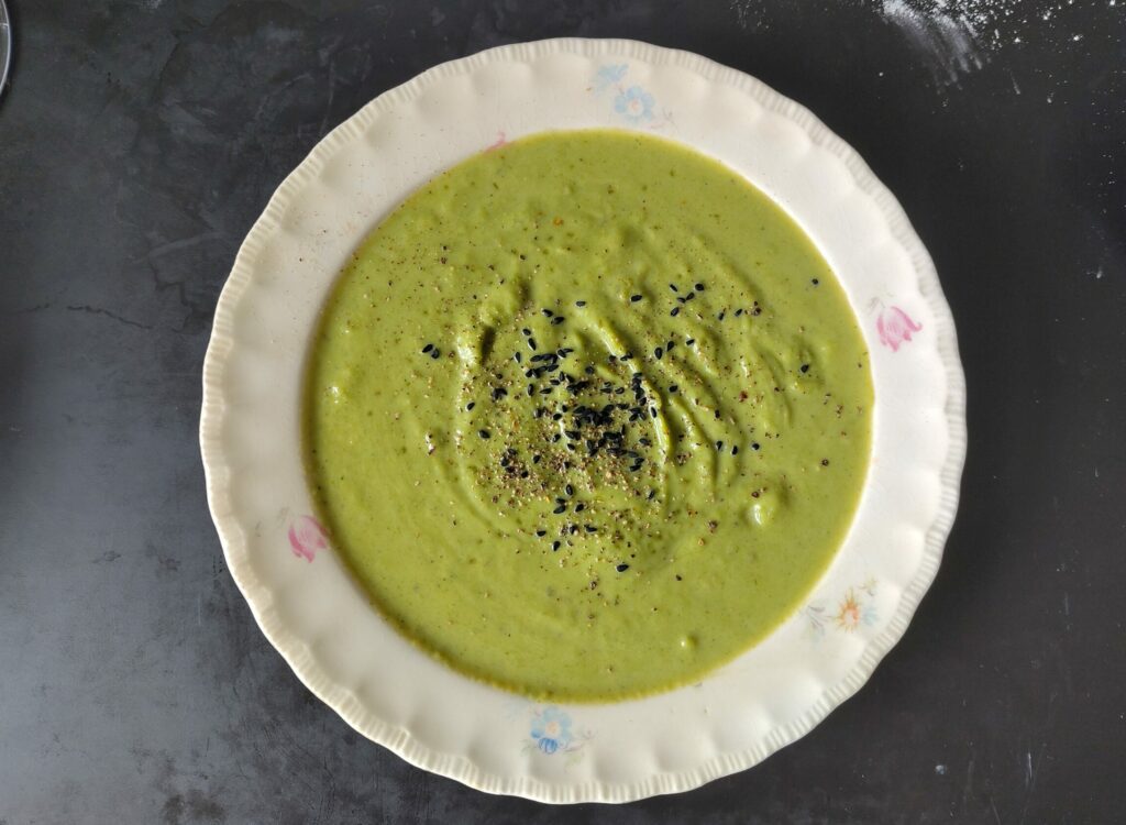 Teller mit Brokkolicremesuppe