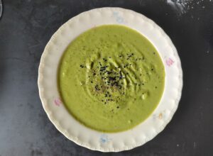Teller mit Brokkolicremesuppe